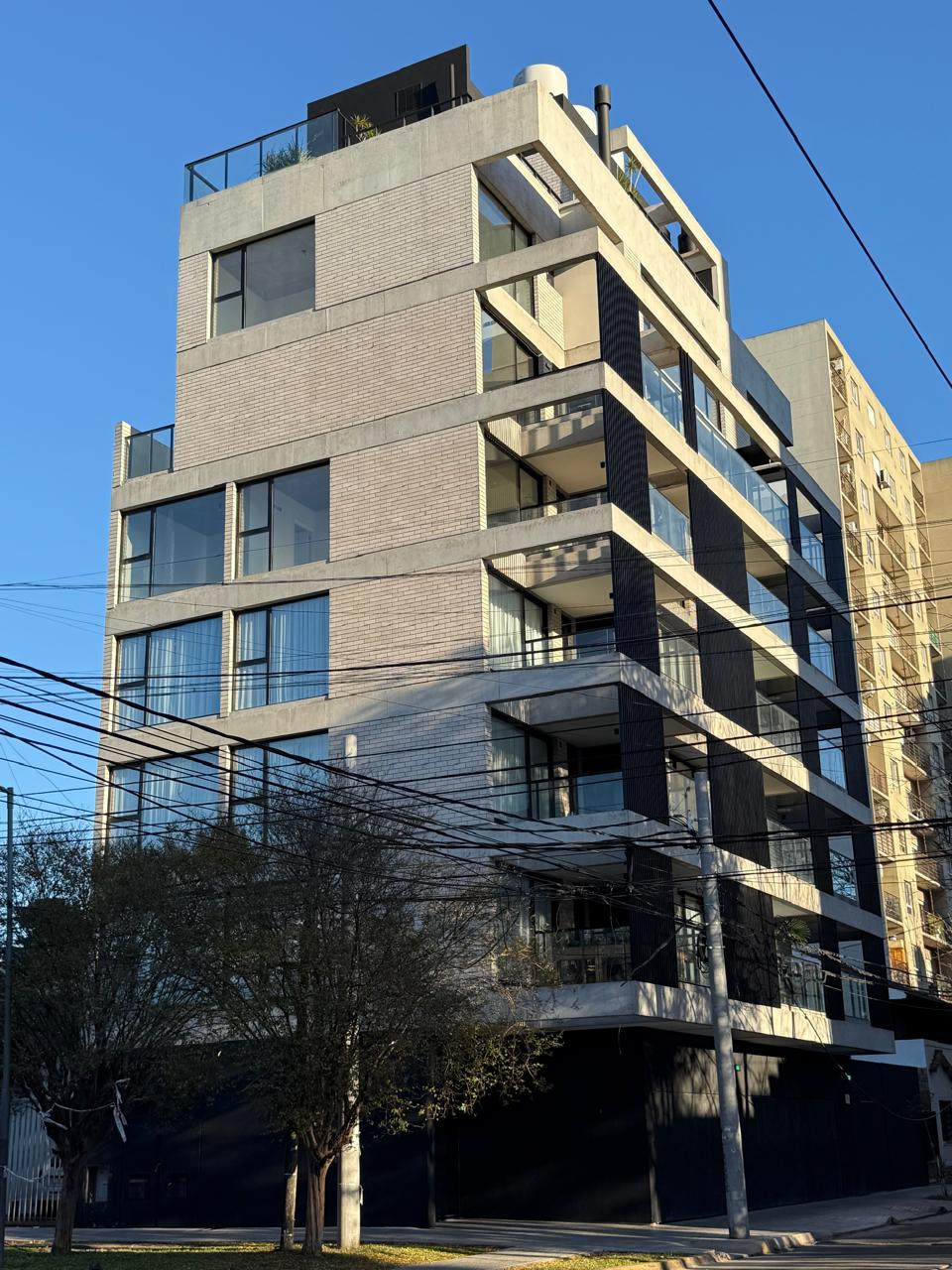 Nero — Fachada a través del arbolado