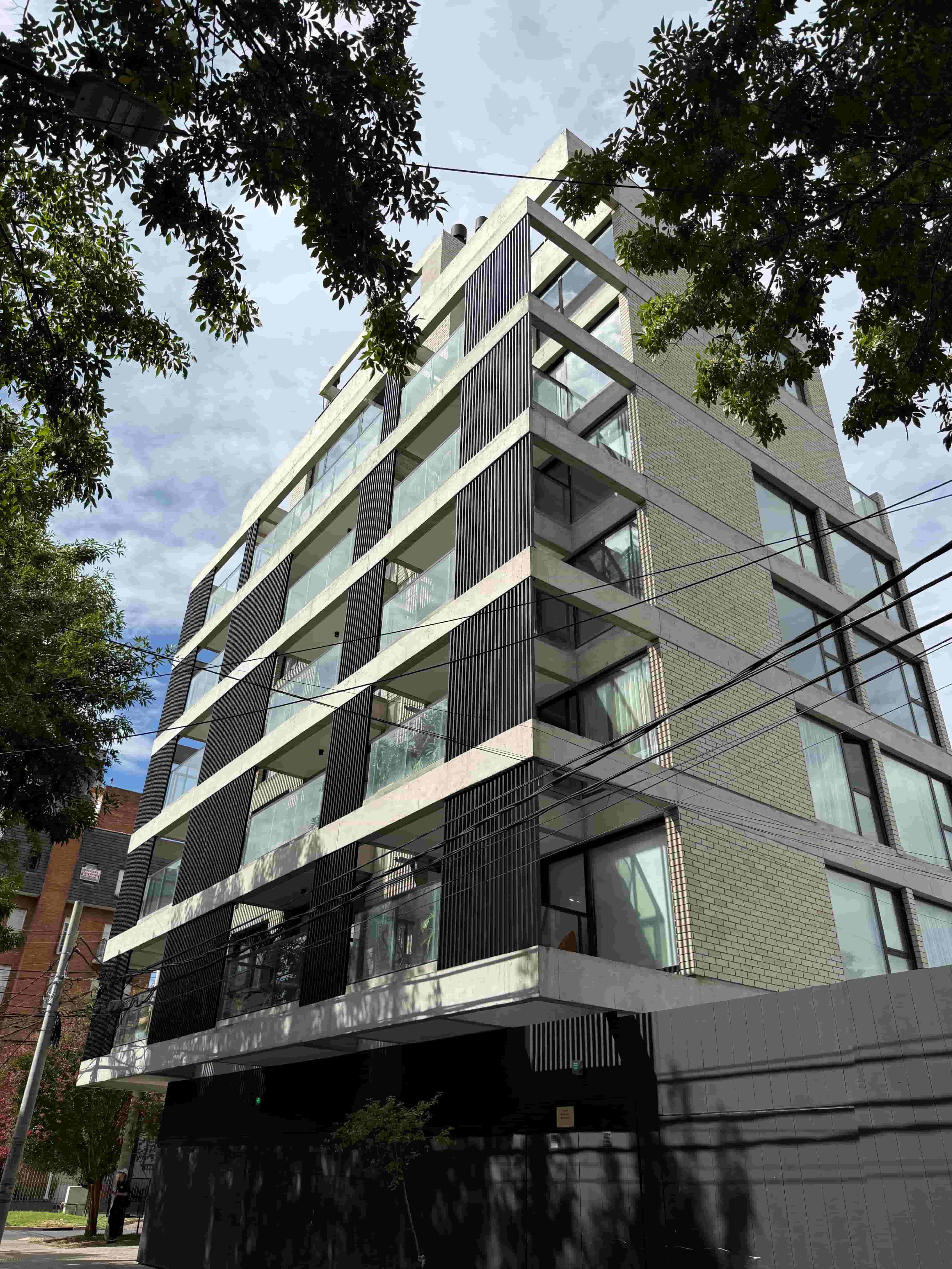 Nero — Interior amplio