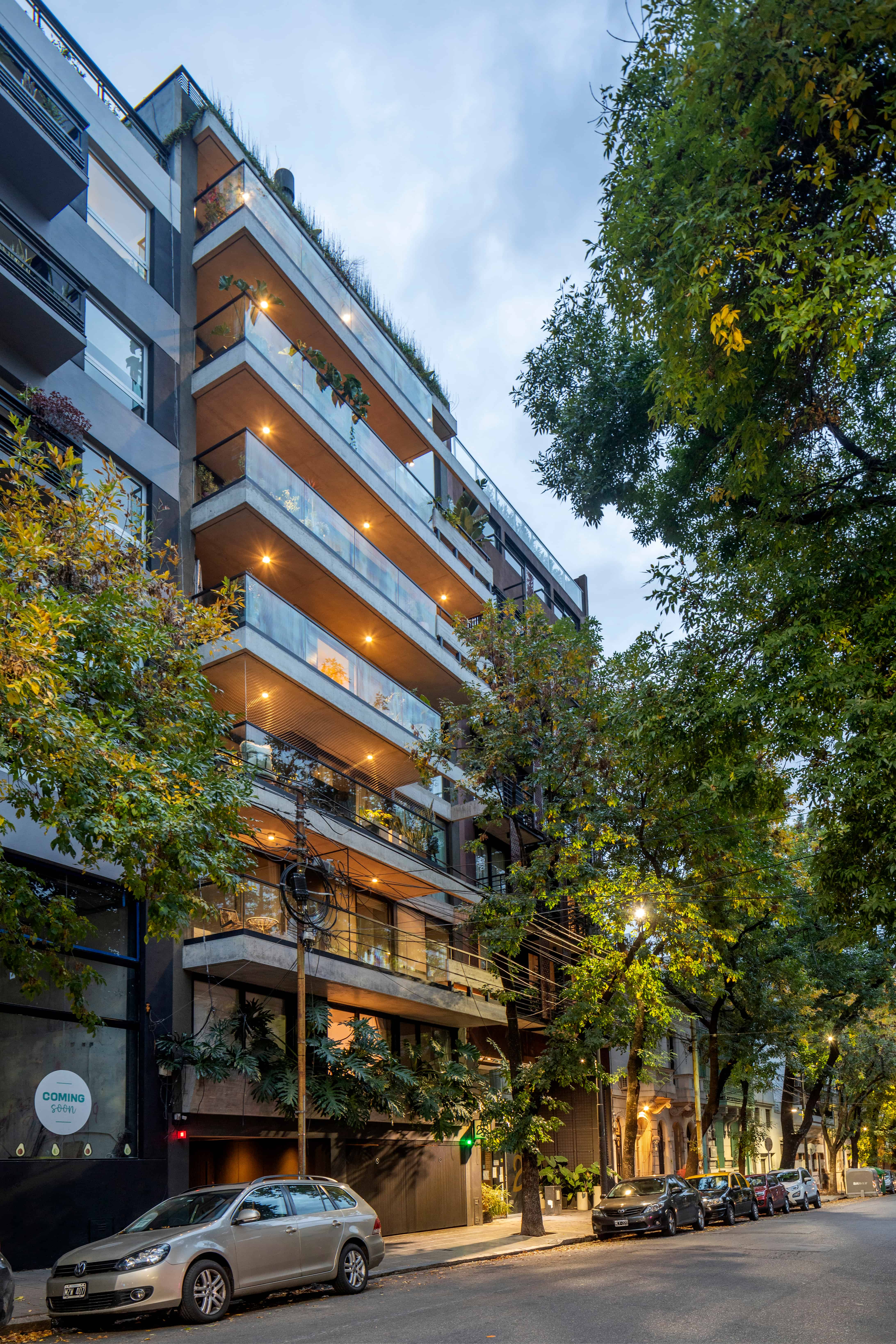 Prima — Fachada nocturna